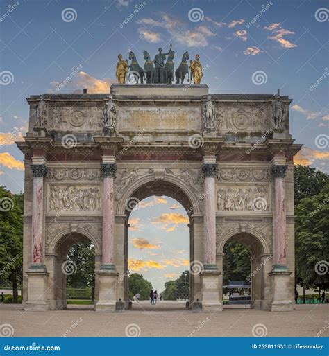 arch of the carrousel.